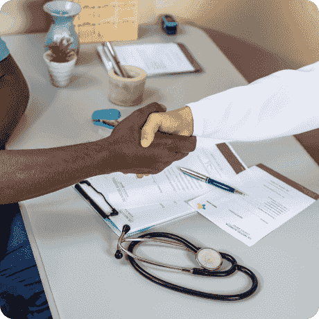 Médico cumprimentando paciente